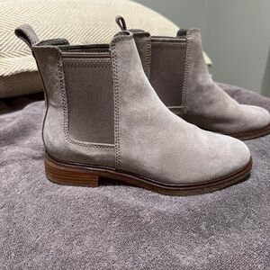 Clarks Clarkdale Arlo Chelsea Boots Tan Suede Women's 6 - Like New